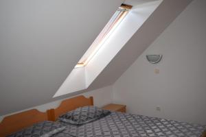 Postel nebo postele na pokoji v ubytování Farm Stay Zevnik