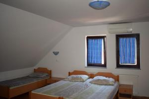 Postel nebo postele na pokoji v ubytování Farm Stay Zevnik