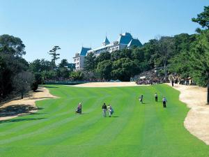 御前崎市にある静岡カントリー浜岡コース＆ホテルのゴルフ場を歩く人々