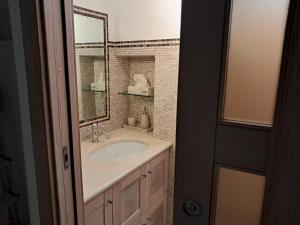 ein Badezimmer mit Waschbecken und Spiegel in der Unterkunft Casa Angolo dei Sogni in Martina Franca