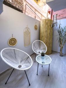 ザキントスにあるNoémie Luxury Residence in the heart of Zante Townの部屋に椅子2脚とテーブル1台