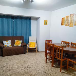 un salon avec un canapé et une table dans l'établissement Casa Rural Eric, à Les Coves de Vinroma