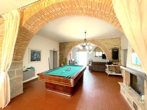 コルトーナにあるVilla Fattoria Le Giareのリビングルーム(ビリヤード台、アーチ道付)