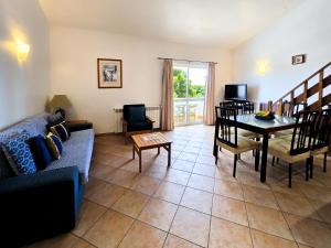 un soggiorno con un divano e un tavolo di Prainha Loft Apartment ad Alvor