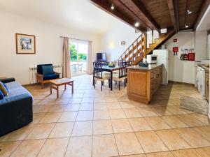 un soggiorno con cucina e sala da pranzo di Prainha Loft Apartment ad Alvor