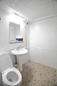 uma casa de banho com um WC e um lavatório em Dadam Guesthouse em Yeosu