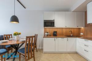 Köök või kööginurk majutusasutuses Apartamenty BlueSky Kąpielowa 5C - z widokiem na góry, blisko wyciągów i szlaków turystycznych