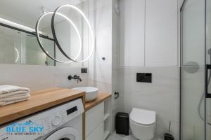 Vannituba majutusasutuses Apartamenty BlueSky Kąpielowa 5C - z widokiem na góry, blisko wyciągów i szlaków turystycznych +18 fotot