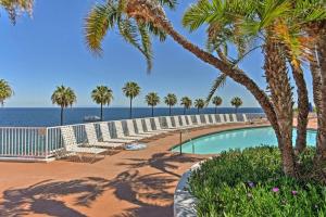 Der Swimmingpool an oder in der Nähe von Gorgeous Oceanfront Villa With Panoramic Views