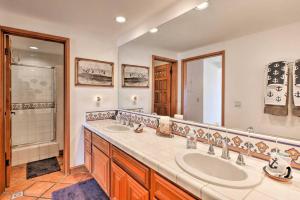 Ein Badezimmer in der Unterkunft Gorgeous Oceanfront Villa With Panoramic Views