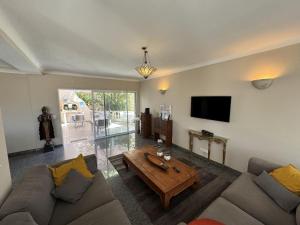 a living room with a couch and a table at Beach House Lagos - Beachhouselagos - Meia Praia in Lagos