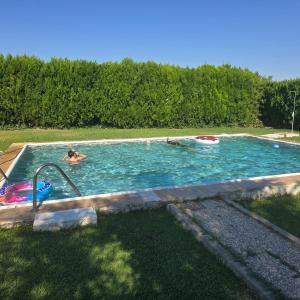 Kolam renang di atau dekat dengan CHALET VILLA MARÍA ANTONIA