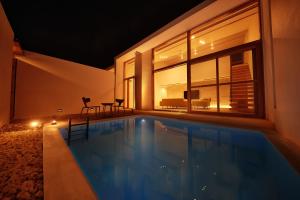 Bazén v ubytování Secret Villas by Relapool nebo v jeho okolí
