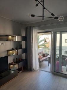 Posedenie v ubytovaní Lovely Faliro Apartment next to the sea.