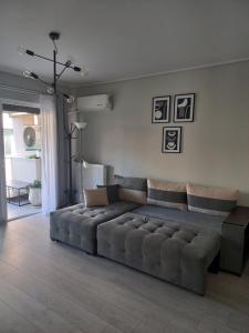 Posedenie v ubytovaní Lovely Faliro Apartment next to the sea.