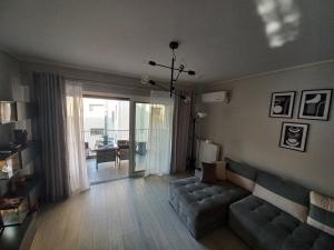 Posedenie v ubytovaní Lovely Faliro Apartment next to the sea.