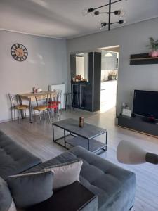 A seating area at Lovely Faliro Apartment next to the sea.