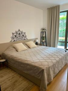 Postel nebo postele na pokoji v ubytování Ground floor 2-bedrooms, 2-bathrooms apartment near Bansko in a complex with pools and SPA included