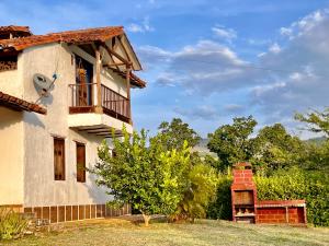 une maison avec un papillon peint sur son côté dans l'établissement Casa Villa Lolita, Barichara, à Barichara 12 autres photos