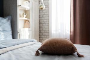 a brown pillow sitting on top of a bed at Libertine Lindenberg in Frankfurt/Main