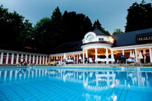 Bazén v ubytování Hotel Bad Schachen nebo v jeho okolí