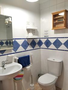 un bagno con un water e un lavandino di Casa Lagoa Mar a Costa de Santo André