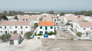 una vista aerea di una città con case di Casa Lagoa Mar a Costa de Santo André
