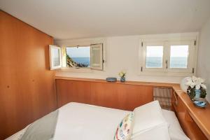 Postel nebo postele na pokoji v ubytování Il Ciasso Romantic Seafront Escape