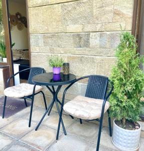 Patio nebo venkovní prostory v ubytování Ground floor 2-bedrooms, 2-bathrooms apartment near Bansko in a complex with pools and SPA included