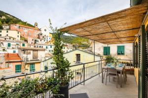 A balcony or terrace at Carattino 12 Idyllic Seafront Retreat