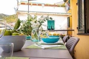 A balcony or terrace at Carattino 12 Idyllic Seafront Retreat Még 24 kép
