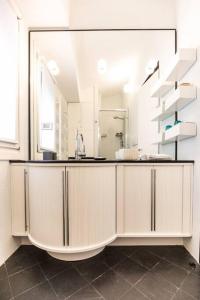 A kitchen or kitchenette at Carattino 12 Idyllic Seafront Retreat