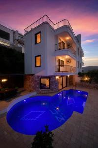 カシュにあるVilla ZEYNOの大きな青いプールが目の前にある家