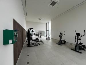 Fitness centrum a/nebo fitness zařízení v ubytování Huswell - Beautiful apartment with communal pool and gym