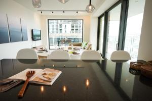 Posezení v ubytování Huswell - Beautiful apartment with communal pool and gym