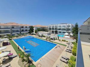 een uitzicht over het zwembad van een hotel bij Mythical Sands Resort in Protaras