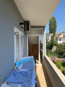 una cama sentada en el balcón de una casa en Villa Nr1, en Tirana