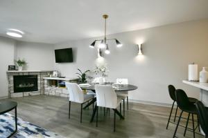 Fotografie z fotogalerie ubytování Valley Vista Haven - Exquisite Condo Retreat with Jacuzzi - Top Floor Romance - Self-Check-in - Gourmet Kitchen - Heated Pool Paradise v destinaci Shanty Bay