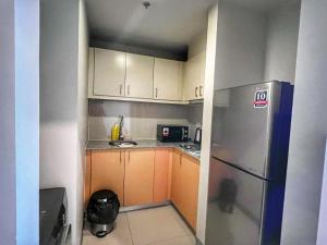 EG Private House -BGC UPTOWN的厨房或小厨房