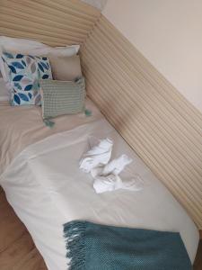 Łóżko lub łóżka w pokoju w obiekcie Habitaciones Universal