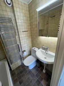 a bathroom with a toilet and a sink at Prisvärd & rymlig lgh nära ALV in Vimmerby +16 photos