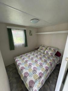 a bedroom with a bed in a small room at Auberge de Keringar in Le Conquet