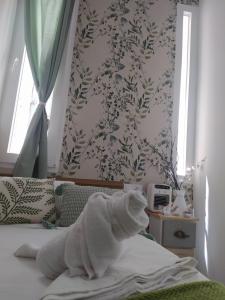 Łóżko lub łóżka w pokoju w obiekcie Habitaciones Universal