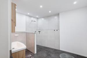 a bathroom with a shower and a sink at Ferienwohnung Rheinschlendern in Rüdesheim am Rhein +20 photos