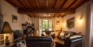 ein Wohnzimmer mit Ledermöbeln und einem TV in der Unterkunft Chambres d'Hôtes Etché in Lacarry-Arhan-Charritte-de-Haut