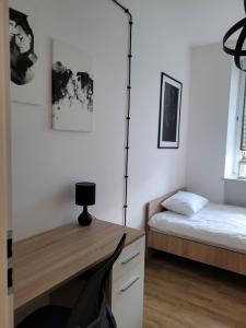 1 dormitorio con 1 cama y escritorio con escritorio en Axo-Hostel 10, en Stalowa Wola