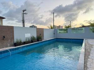 ein Swimmingpool im Hinterhof eines Hauses in der Unterkunft Hotel Ondas do Mar in Salinópolis