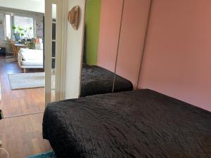 Et opholdsområde på Cozy well connected - family apartment + 1 billede