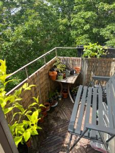 En balkon eller terrasse på Cozy well connected - family apartment