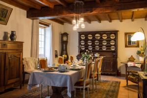 Un restaurante o sitio para comer en Chambres d'Hôtes Etché